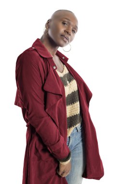 Kel saç modeli ile Siyah Afrikalı-Amerikalı moda modeli güvenle sonbahar koleksiyonu için kırmızı renkli ceket ile poz. Moda tasarımı ve giyim giyim tasvir