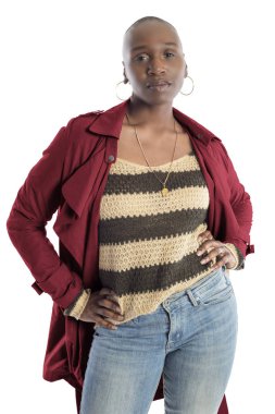 Kel saç modeli ile Siyah Afrikalı-Amerikalı moda modeli güvenle sonbahar koleksiyonu için kırmızı renkli ceket ile poz. Moda tasarımı ve giyim giyim tasvir