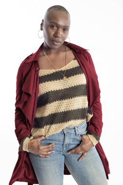 Kel saç modeli ile Siyah Afrikalı-Amerikalı moda modeli güvenle sonbahar koleksiyonu için kırmızı renkli ceket ile poz. Moda tasarımı ve giyim giyim tasvir