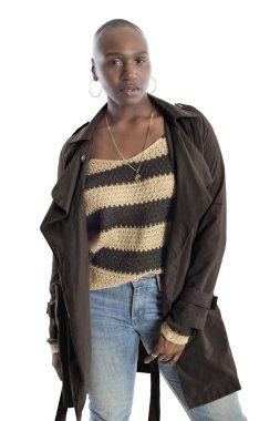 Kel saç modeli ile Siyah Afrikalı Amerikalı moda modeli güvenle sonbahar koleksiyonu için bir kahve kahverengi renkli ceket ile poz. Moda tasarımı ve giyim giyim tasvir