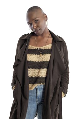 Kel saç modeli ile Siyah Afrikalı Amerikalı moda modeli güvenle sonbahar koleksiyonu için bir kahve kahverengi renkli ceket ile poz. Moda tasarımı ve giyim giyim tasvir