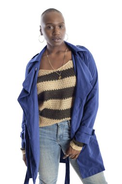 Kel saç modeli ile Siyah Afrikalı Amerikalı moda modeli güvenle sonbahar koleksiyonu için canlı bir mavi renkli ceket ile poz. Moda tasarımı ve giyim giyim tasvir