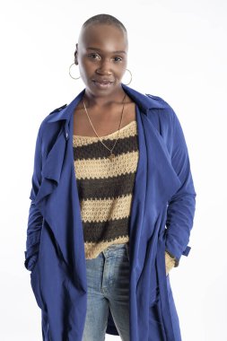 Kel saç modeli ile Siyah Afrikalı Amerikalı moda modeli güvenle sonbahar koleksiyonu için canlı bir mavi renkli ceket ile poz. Moda tasarımı ve giyim giyim tasvir