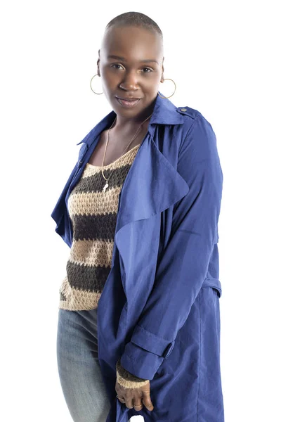 ハゲの髪型を持つ黒アフリカ系アメリカ人のファッションモデルは 秋のコレクションのために鮮やかな青色のジャケットで自信を持ってポーズ ファッションデザインとアパレルを描く — ストック写真