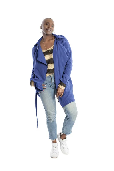 黑人非洲裔美国时装模特与秃头发型自信地摆出一个充满活力的蓝色夹克秋天收集 描绘时装设计和服装服装 — 图库照片
