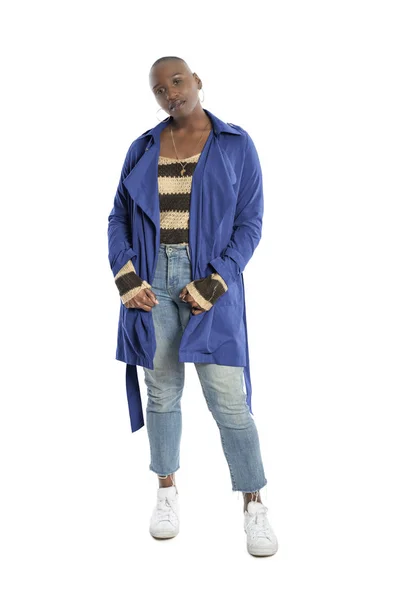 Чернокожая Афроамериканская Модель Лысой Прической Уверенно Позирует Ярко Голубой Куртке — стоковое фото
