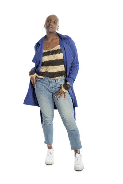 Чернокожая афроамериканская модель с лысой прической уверенно позирует в ярко-голубой куртке для осенней коллекции. Изображает дизайн одежды и одежды
