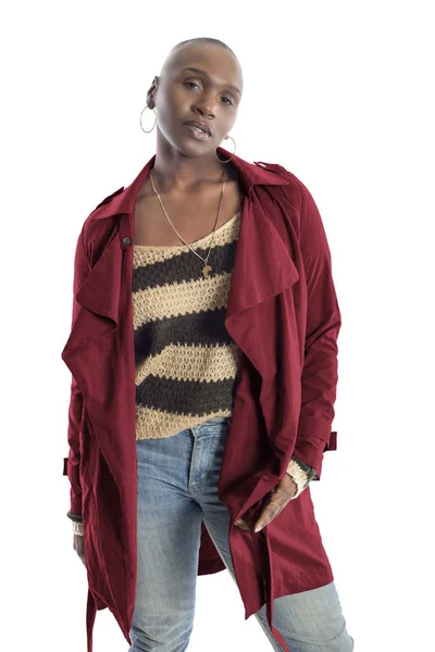 黑人非洲裔美国时装模特与秃头发型自信地摆出一个红色夹克秋天收集 描绘时装设计和服装服装 — 图库照片