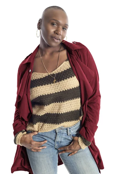 ハゲの髪型を持つ黒アフリカ系アメリカ人のファッションモデルは 秋のコレクションのために赤い色のジャケットで自信を持ってポーズ ファッションデザインとアパレルを描く — ストック写真