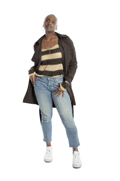 黑人非洲裔美国时装模特与秃头发型自信地摆出咖啡棕色夹克秋季收集 描绘时装设计和服装服装 — 图库照片