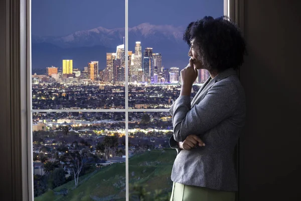 Mujer Negra Negocios Mirando Por Ventana Una Oficina Los Ángeles —  Fotos de Stock