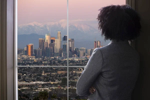 Mujer Negra Negocios Mirando Por Ventana Una Oficina Los Ángeles —  Fotos de Stock