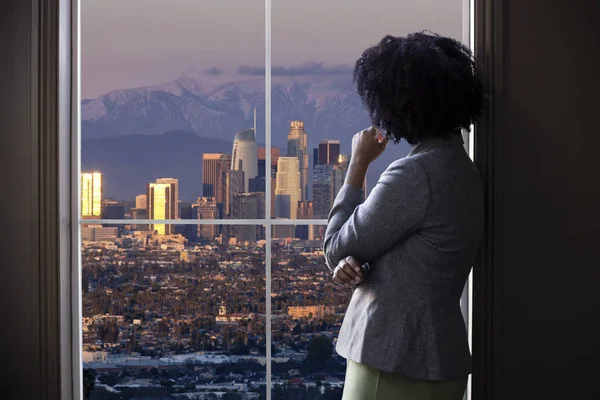 Mujer Negra Negocios Mirando Por Ventana Una Oficina Los Ángeles —  Fotos de Stock