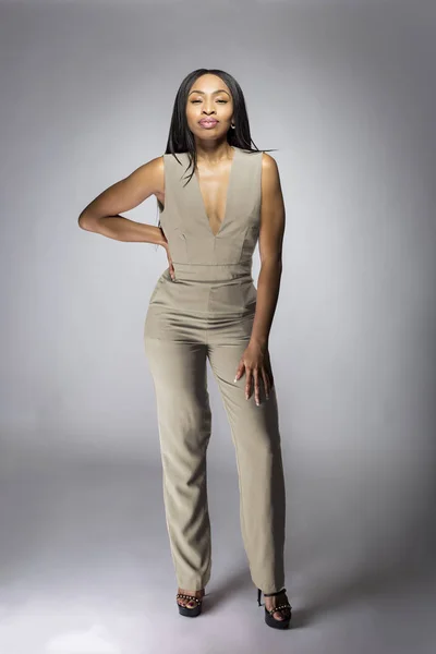 Schönes Schwarzafrikanisch Amerikanisches Model Posiert Mit Humusgrauer Oder Khakifarbener Kleidung — Stockfoto