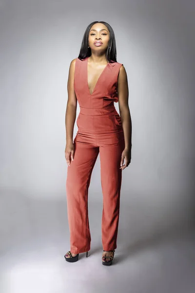 Черная Афроамериканская Модель Позирует Розовой Оранжевой Одежде Ателье Осенней Коллекции — стоковое фото