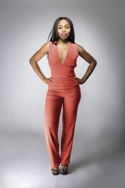 Черная Афроамериканская Модель Позирует Розовой Оранжевой Одежде Ателье Осенней Коллекции — стоковое фото