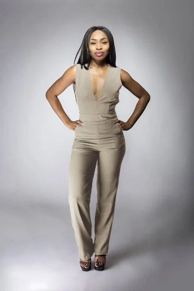 Linda Modelo Moda Negra Afro Americana Posando Com Roupas Cinza — Fotografia de Stock