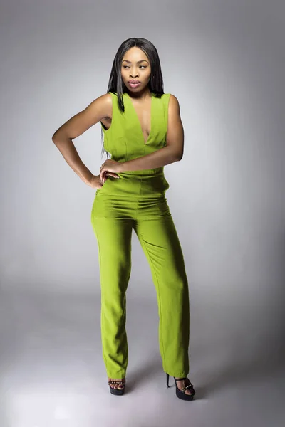 African American Divat Modell Pózol Lime Zöld Nyak Jumpsuit Egy — Stock Fotó