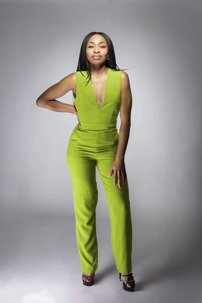 Modella Afroamericana Posa Con Tuta Verde Lime Con Scollo Uno — Foto Stock