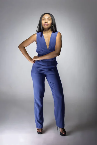 Modello Moda Afroamericana Posa Con Abito Tuta Blu Royal Blu — Foto Stock