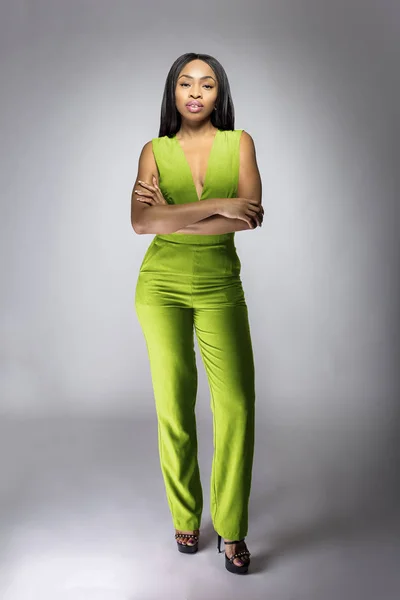African American Fashion Model Poseren Met Lime Groen Neck Jumpsuit — Stockfoto