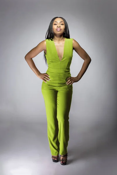 Αφρικανικό Μοντέλο Μόδας Που Ποζάρει Πράσινη Ολόσωμη Φόρμα Λαιμόκοψη Ένα — Φωτογραφία Αρχείου