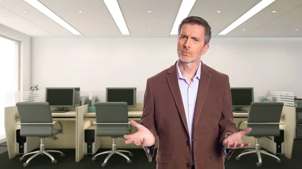 一个白发苍苍的中年商人 穿着一件棕色的夹克站在办公室里 描述初创公司和企业业务 他犹豫不决 很困惑 — 图库照片