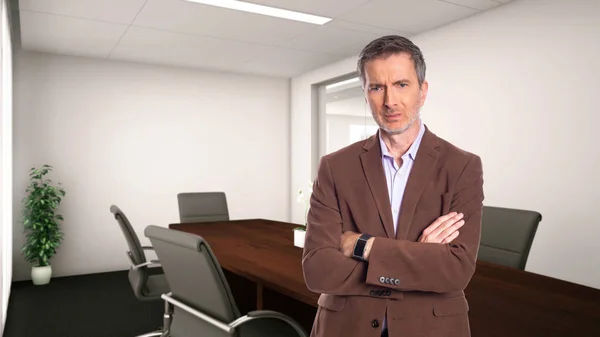 一个白发苍苍的中年商人 穿着一件棕色的夹克站在办公室里 描述初创公司和企业业务 他看上去心烦意乱或生气 — 图库照片