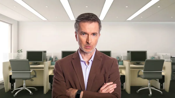 一个白发苍苍的中年商人 穿着一件棕色的夹克站在办公室里 描述初创公司和企业业务 他怀疑或不确定 — 图库照片