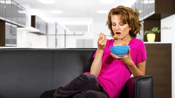 Caucasian Female Frizzy Hair Sitting Couch Eating Breakfast Bowl Cereal — Stock Photo, Image