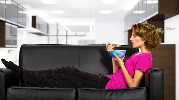 Caucasian Female Frizzy Hair Sitting Couch Eating Breakfast Bowl Cereal — Stock Photo, Image