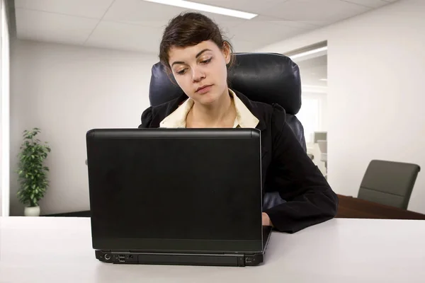 Jovem Estagiária Branca Que Parece Cansada Estressada Uma Mesa Escritório — Fotografia de Stock