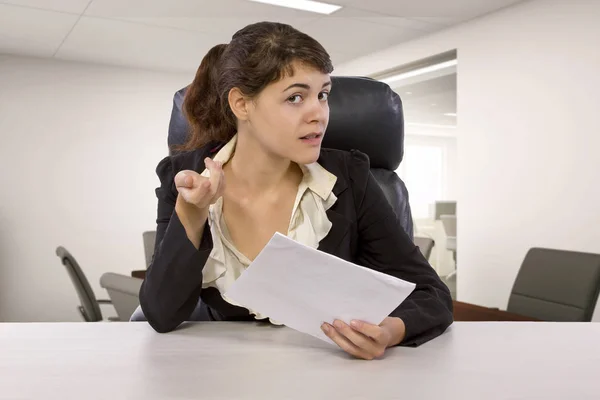 Genç Beyaz Kadın Stajyer Bir Ofis Masasında Yorgun Stresli Görünüyor — Stok fotoğraf