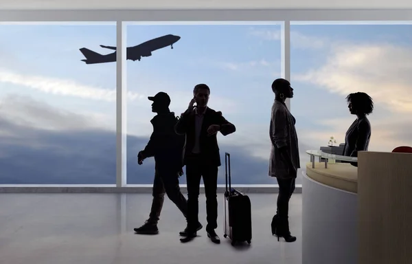 Silhouetten Von Passagieren Die Einem Flughafen Check Schalter Schlange Stehen — Stockfoto