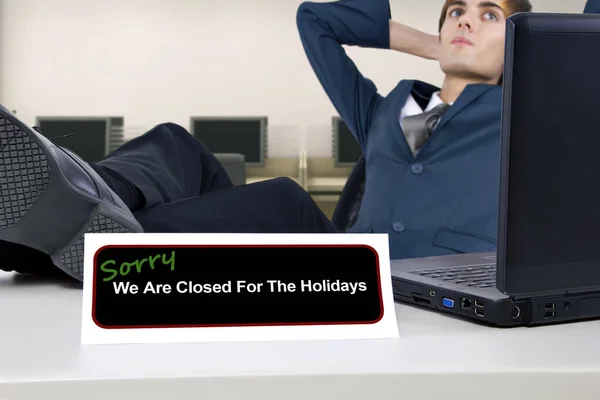 Businessman Desk Closed Sign Using Computer Type Vacation Auto Reply — Stock Photo, Image