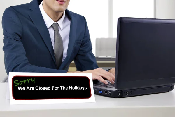 Businessman Desk Closed Sign Using Computer Type Vacation Auto Reply — Stock Photo, Image