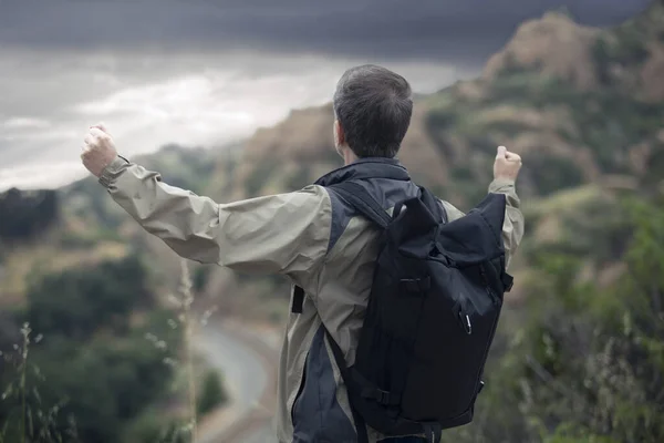 Middle Aged Caucasian Male Hiker Trekking Alone Mountains Overcast Sky — ストック写真