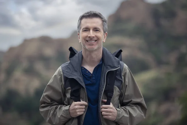 Middle Aged Caucasian Male Hiker Trekking Alone Mountains Overcast Sky — Stock Photo, Image