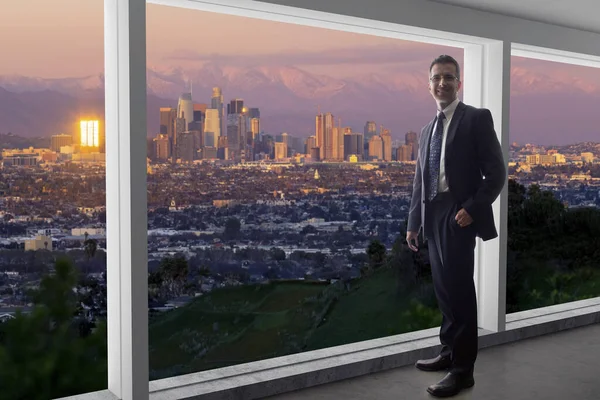 Biznesmen Garniturze Patrzący Przez Okno Biurze Budynki Centrum Los Angeles — Zdjęcie stockowe