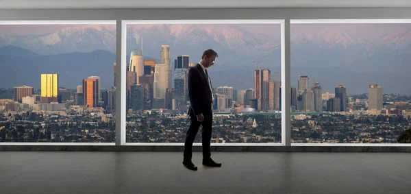 Obchodník Kanceláři Výhledem Centrum Los Angeles Ten Chlap Vypadá Jako — Stock fotografie