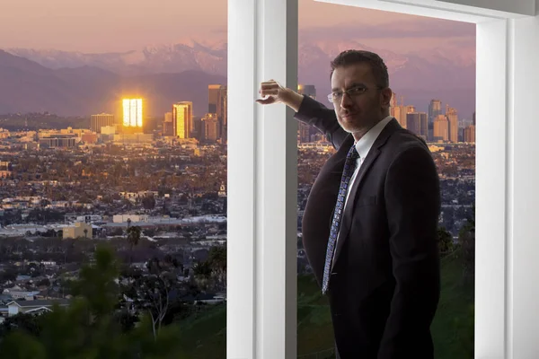 Hombre Negocios Vistiendo Traje Mirando Los Edificios Del Centro Los — Foto de Stock