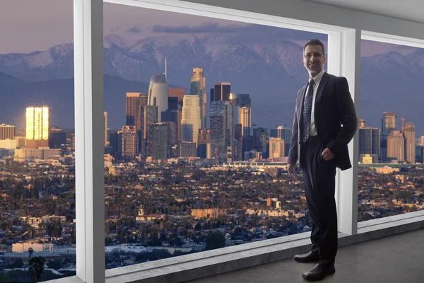 Biznesmen Garniturze Patrzący Przez Okno Biurze Budynki Centrum Los Angeles — Zdjęcie stockowe