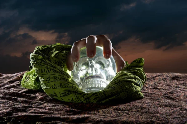 Cadılar Bayramında Korkunç Parıldayan Bir Kristal Kafatası Tutmak Dia Los — Stok fotoğraf