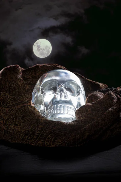 万圣节假期或死亡节期间 可怕或令人毛骨悚然的发光水晶骷髅 描述恐怖的主题和迷信 — 图库照片