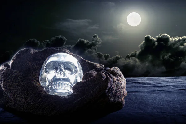 万圣节假期或死亡节期间 可怕或令人毛骨悚然的发光水晶骷髅 描述恐怖的主题和迷信 — 图库照片