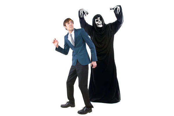 Man Een Halloween Grimmige Magere Hein Spook Kostuum Jagen Bespotten — Stockfoto