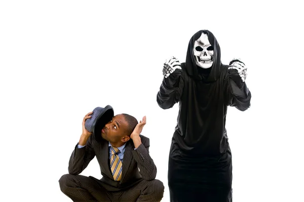 Hombre Con Disfraz Fantasma Halloween Sombrío Divirtiéndose Asustando Hombre Negocios —  Fotos de Stock