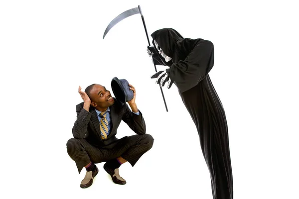 Человек Мрачном Костюме Призрака Хэллоуина Веселится Пугает Взрослого Бизнесмена Костюме — стоковое фото