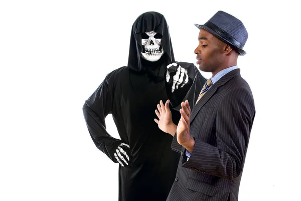 Mann Sensenmann Halloween Geisterkostüm Hat Spaß Und Erschreckt Einen Erwachsenen — Stockfoto