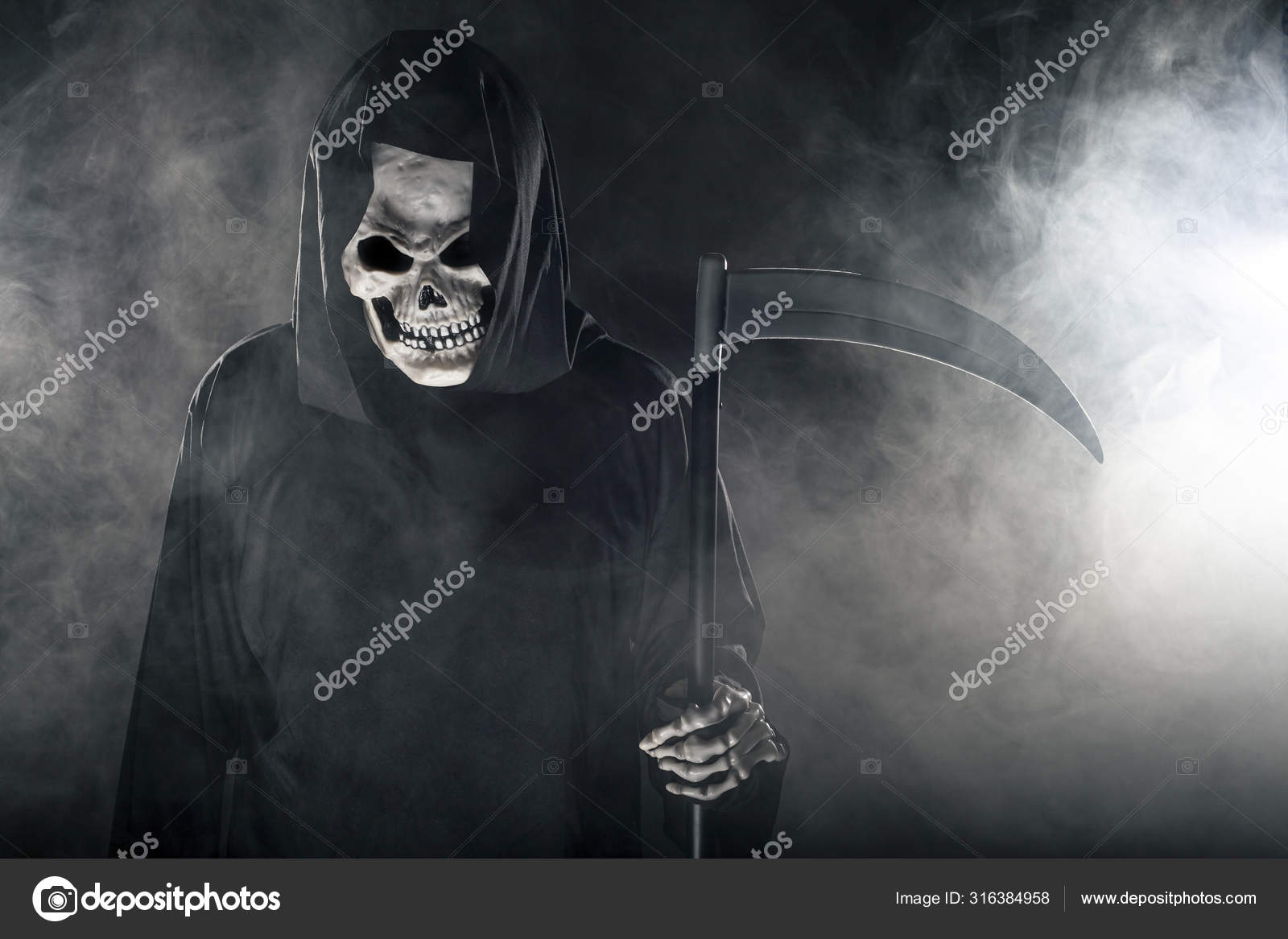 可怕的样子可怕的死神拿着镰刀或镰刀从雾中出来令人难以忘怀的怪物描绘了死亡和邪恶是万圣节的一个共同主题——